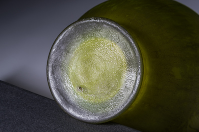 &Eacute;mile Gall&eacute; (1846-1904, &agrave; la mani&egrave;re de): Vase de style Art nouveau en verre cam&eacute;e vert &agrave; d&eacute;cor d'&eacute;l&eacute;phants, 20&egrave;me si&egrave;cle