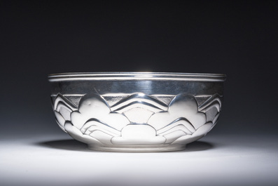 Bol Art Nouveau en argent &agrave; d&eacute;cor de nuages, poin&ccedil;on de ma&icirc;tre Carl M. Cohr (1860-1925), Copenhague, Danemark, dat&eacute; 1910