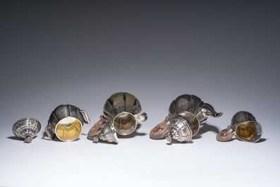 Service &agrave; caf&eacute; et &agrave; th&eacute; de cinq pi&egrave;ces en argent richement d&eacute;cor&eacute;, poin&ccedil;on de ma&icirc;tre Delheid, Belgique, 19&egrave;me/20&egrave;me si&egrave;cle