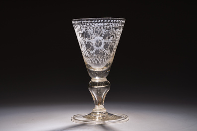 Verre balustre &agrave; d&eacute;cor floral grav&eacute;, Allemagne, Potsdam, fin du 17&egrave;me si&egrave;cle