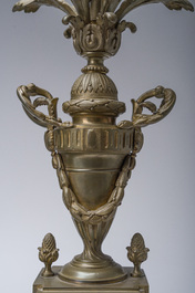 Garniture de chemin&eacute;e de trois pi&egrave;ces en bronze partiellement dor&eacute;, France, 19&egrave;me si&egrave;cle