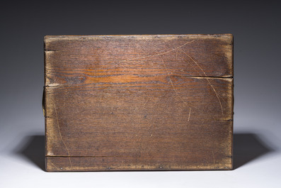 Service &agrave; caf&eacute; et &agrave; th&eacute; de quatre pi&egrave;ces en argent dans son coffret en bois d'origine, poin&ccedil;on de ma&icirc;tre Walter &amp; John Barnard, Londres, dat&eacute; 1882