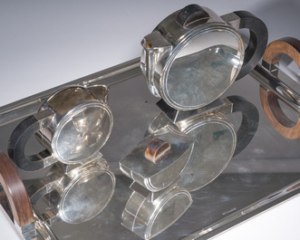 Service &agrave; caf&eacute; Art D&eacute;co de quatre pi&egrave;ces en m&eacute;tal argent&eacute;, mod&egrave;le Tonnelet, Christian Fjerdingstadt (1891-1968) pour Christofle, France, vers 1933