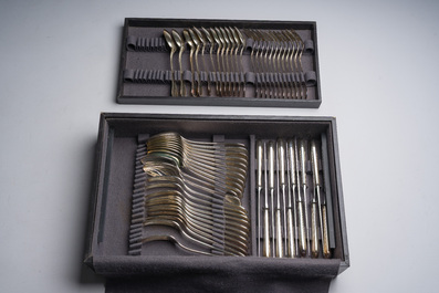 M&eacute;nag&egrave;re de 93 pi&egrave;ces dans la cassette d'origine, mod&egrave;le Perles, Christofle, France, 20&egrave;me si&egrave;cle