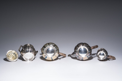 Service &agrave; caf&eacute; et &agrave; th&eacute; de cinq pi&egrave;ces en argent richement d&eacute;cor&eacute;, poin&ccedil;on de ma&icirc;tre Delheid, Belgique, 19&egrave;me/20&egrave;me si&egrave;cle