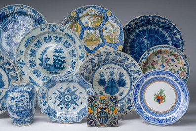 Collection vari&eacute;e en fa&iuml;ence de Delft polychrome et en bleu et blanc, la plupart 18&egrave;me si&egrave;cle