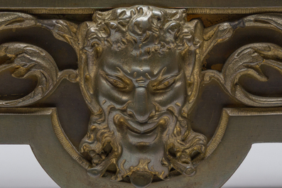 Garniture de chemin&eacute;e de trois pi&egrave;ces en bronze partiellement dor&eacute;, France, 19&egrave;me si&egrave;cle