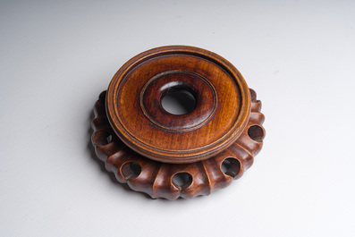 Vase en porcelaine de Chine polychrome dite 'de Nankin' &agrave; d&eacute;cor de sc&egrave;nes guerri&egrave;res, 19&egrave;me si&egrave;cle