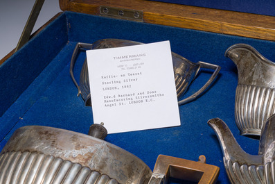 Service &agrave; caf&eacute; et &agrave; th&eacute; de quatre pi&egrave;ces en argent dans son coffret en bois d'origine, poin&ccedil;on de ma&icirc;tre Walter &amp; John Barnard, Londres, dat&eacute; 1882
