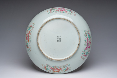 Plat en porcelaine de Chine famille rose &agrave; d&eacute;cor de dragons, marque de Kangxi, Guangxu