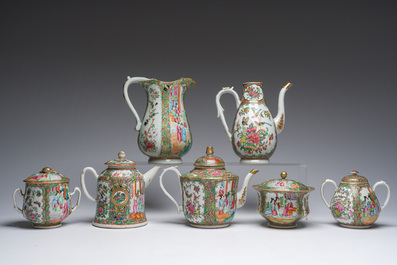 Collection vari&eacute;e de cruches, et de pots couverts en porcelaine de Chine famille rose de Canton &agrave; d&eacute;cor floral et de sc&egrave;nes de palais, 19&egrave;me si&egrave;cle