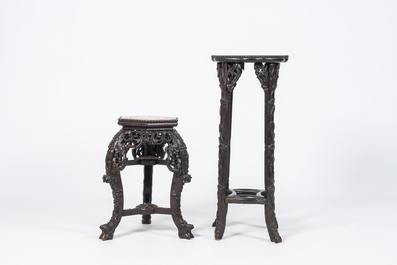 Deux socles en bois sculpt&eacute; et ajour&eacute; aux plateaux en marbre, Chine, 19&egrave;me/20&egrave;me si&egrave;cle