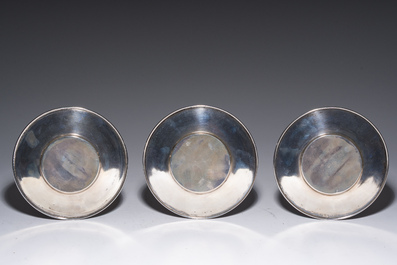 Six tasses en porcelaine de Limoges aux montures et soucoupes en argent et sucrier assorti, Delheid, 800/000, France et Belgique, 20&egrave;me si&egrave;cle