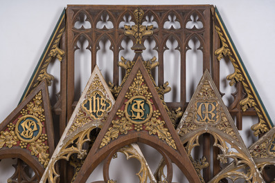 Collection vari&eacute;e de sculptures architecturales de style n&eacute;ogothique en bois partiellement dor&eacute; et polychrom&eacute;, Belgique, vers 1900