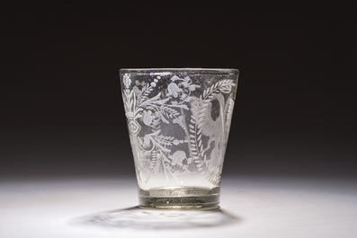 Coupe en verre grav&eacute; &agrave; d&eacute;cor floral et aigle &agrave; deux t&ecirc;tes, Allemagne, Potsdam, fin du 17&egrave;me si&egrave;cle