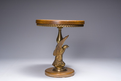 Table d'appoint au plateau en onyx sur base en forme d'aigle en bronze dor&eacute;, ann&eacute;es '60/'70