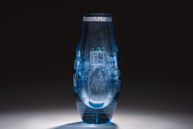 Vase en verre bleu clair &agrave; d&eacute;cor grav&eacute;, Chine, 20&egrave;me si&egrave;cle