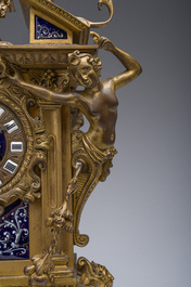 Pendule de chemin&eacute;e en bronze dor&eacute; surmont&eacute;e d'un buste de dame et d&eacute;cor&eacute;e par des plaques d'&eacute;mail &agrave; mascarons, France, 19&egrave;me si&egrave;cle