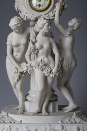 Pendule de chemin&eacute;e en biscuit de style S&egrave;vres &agrave; d&eacute;cor de 'Trois Gr&acirc;ces', probablement Volkstedt-Rudoltadt, fin du 19&egrave;me si&egrave;cle