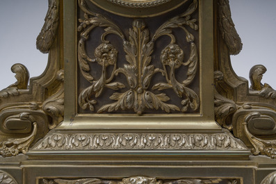 Garniture de chemin&eacute;e de trois pi&egrave;ces en bronze partiellement dor&eacute;, France, 19&egrave;me si&egrave;cle
