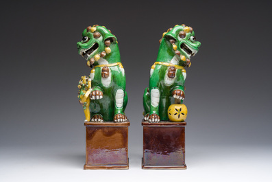 Paire de mod&egrave;les de lion bouddhiste en biscuit &eacute;maille verte, 19&egrave;me si&egrave;cle