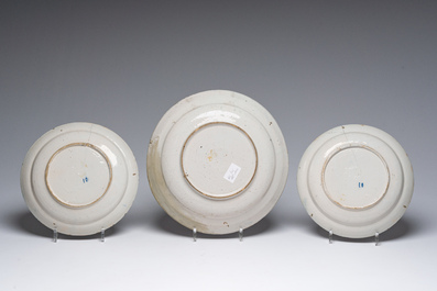 Collection vari&eacute;e de quatorze assiettes et plats en fa&iuml;ence de Delft polychrome et en bleu et blanc, 18&egrave;me si&egrave;cle