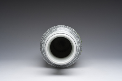 Vase de forme rouleau en porcelaine de Chine famille rose &agrave; d&eacute;cor de femmes &eacute;rudites, marque de Qianlong, 20&egrave;me si&egrave;cle