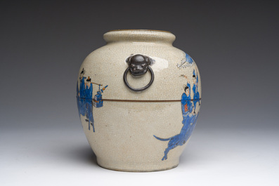 Vase en porcelaine de Chine polychrome dite 'de Nankin' &agrave; d&eacute;cor de sc&egrave;nes guerri&egrave;res, 19&egrave;me si&egrave;cle