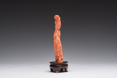 Figure d'une dame avec une branche fleurie en corail rouge sculpt&eacute;, Chine, 19&egrave;me/20&egrave;me si&egrave;cle