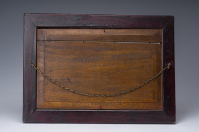 Plaque en porcelaine de Chine famille rose &agrave; d&eacute;cor d'immortel et son serviteur, R&eacute;publique, 20&egrave;me si&egrave;cle