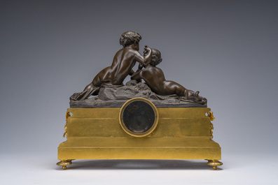 Garniture de chemin&eacute;e en trois pi&egrave;ces en bronze patin&eacute; et dor&eacute; couronn&eacute;e de deux putti avec un nid d'oiseau, France, 19&egrave;me si&egrave;cle