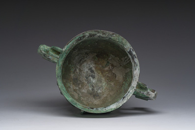 Importante coupe rituelle en bronze de type 'gui', Chine, probablement &eacute;poque des Royaumes Combattants