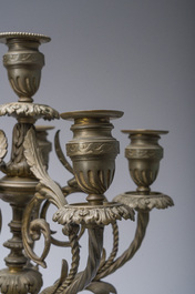 Garniture de chemin&eacute;e de trois pi&egrave;ces en bronze partiellement dor&eacute;, France, 19&egrave;me si&egrave;cle