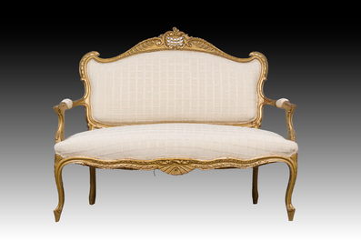 Ensemble de salon de 5 pi&egrave;ces de style Louis XV en bois dor&eacute; compr. un canap&eacute; et 4 chaises et un gu&eacute;ridon de style n&eacute;oclassique, 19&egrave;me/20&egrave;me si&egrave;cle