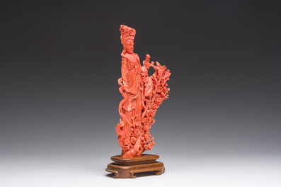 Figure d'une dame avec un oiseau en corail rouge sculpt&eacute;, Chine, 19&egrave;me/20&egrave;me