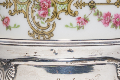 Six tasses en porcelaine de Limoges aux montures et soucoupes en argent et sucrier assorti, Delheid, 800/000, France et Belgique, 20&egrave;me si&egrave;cle