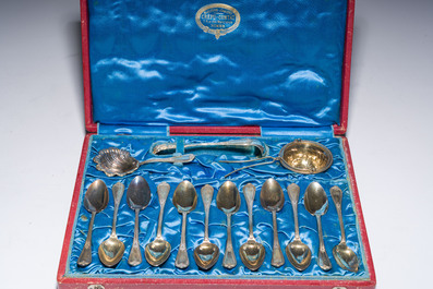 Collection vari&eacute;e d'objets de table en m&eacute;tal argent&eacute; et argent, origines diverses, 19&egrave;me/20&egrave;me si&egrave;cle