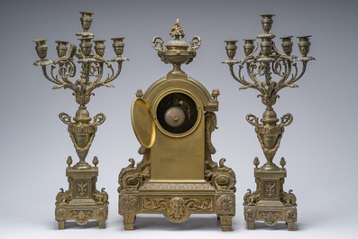 Garniture de chemin&eacute;e de trois pi&egrave;ces en bronze partiellement dor&eacute;, France, 19&egrave;me si&egrave;cle