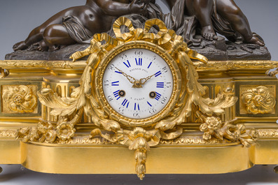 Garniture de chemin&eacute;e en trois pi&egrave;ces en bronze patin&eacute; et dor&eacute; couronn&eacute;e de deux putti avec un nid d'oiseau, France, 19&egrave;me si&egrave;cle