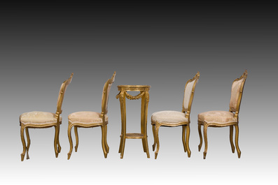Ensemble de salon de 5 pi&egrave;ces de style Louis XV en bois dor&eacute; compr. un canap&eacute; et 4 chaises et un gu&eacute;ridon de style n&eacute;oclassique, 19&egrave;me/20&egrave;me si&egrave;cle