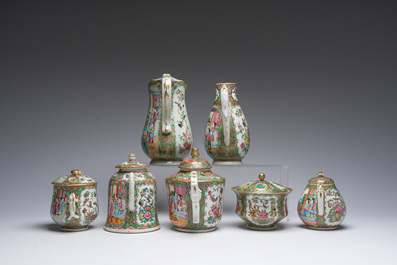 Collection vari&eacute;e de cruches, et de pots couverts en porcelaine de Chine famille rose de Canton &agrave; d&eacute;cor floral et de sc&egrave;nes de palais, 19&egrave;me si&egrave;cle
