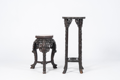 Deux socles en bois sculpt&eacute; et ajour&eacute; aux plateaux en marbre, Chine, 19&egrave;me/20&egrave;me si&egrave;cle