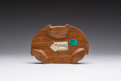 Figure d'une dame avec un oiseau en corail rouge sculpt&eacute;, Chine, 19&egrave;me/20&egrave;me