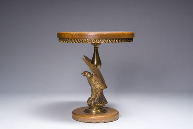 Table d'appoint au plateau en onyx sur base en forme d'aigle en bronze dor&eacute;, ann&eacute;es '60/'70