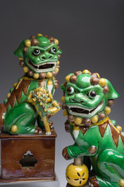 Paire de mod&egrave;les de lion bouddhiste en biscuit &eacute;maille verte, 19&egrave;me si&egrave;cle