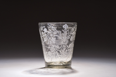 Coupe en verre grav&eacute; &agrave; d&eacute;cor floral et aigle &agrave; deux t&ecirc;tes, Allemagne, Potsdam, fin du 17&egrave;me si&egrave;cle