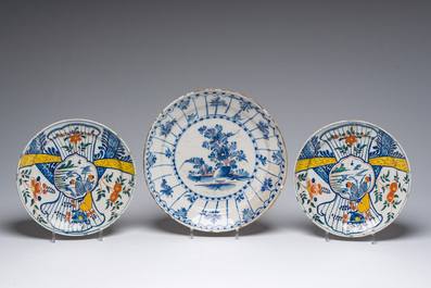 Collection vari&eacute;e de quatorze assiettes et plats en fa&iuml;ence de Delft polychrome et en bleu et blanc, 18&egrave;me si&egrave;cle