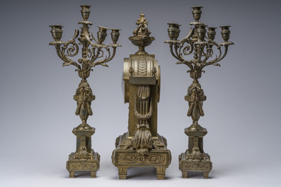 Garniture de chemin&eacute;e de trois pi&egrave;ces en bronze partiellement dor&eacute;, France, 19&egrave;me si&egrave;cle
