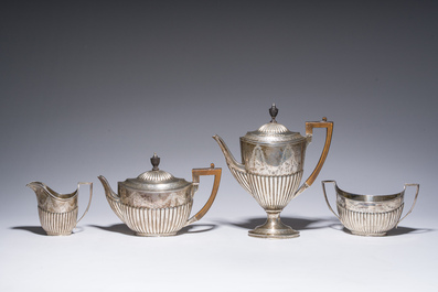 Service &agrave; caf&eacute; et &agrave; th&eacute; de quatre pi&egrave;ces en argent dans son coffret en bois d'origine, poin&ccedil;on de ma&icirc;tre Walter &amp; John Barnard, Londres, dat&eacute; 1882