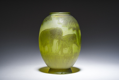 &Eacute;mile Gall&eacute; (1846-1904, &agrave; la mani&egrave;re de): Vase de style Art nouveau en verre cam&eacute;e vert &agrave; d&eacute;cor d'&eacute;l&eacute;phants, 20&egrave;me si&egrave;cle